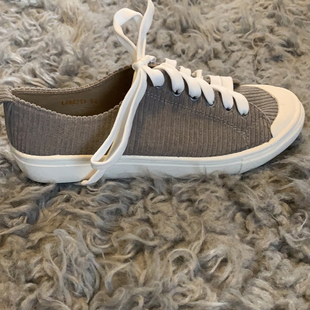 Brand new shoes, never worn from Lucy ave boutique. Size 5 1/2 New without box - Picture 2 of 4